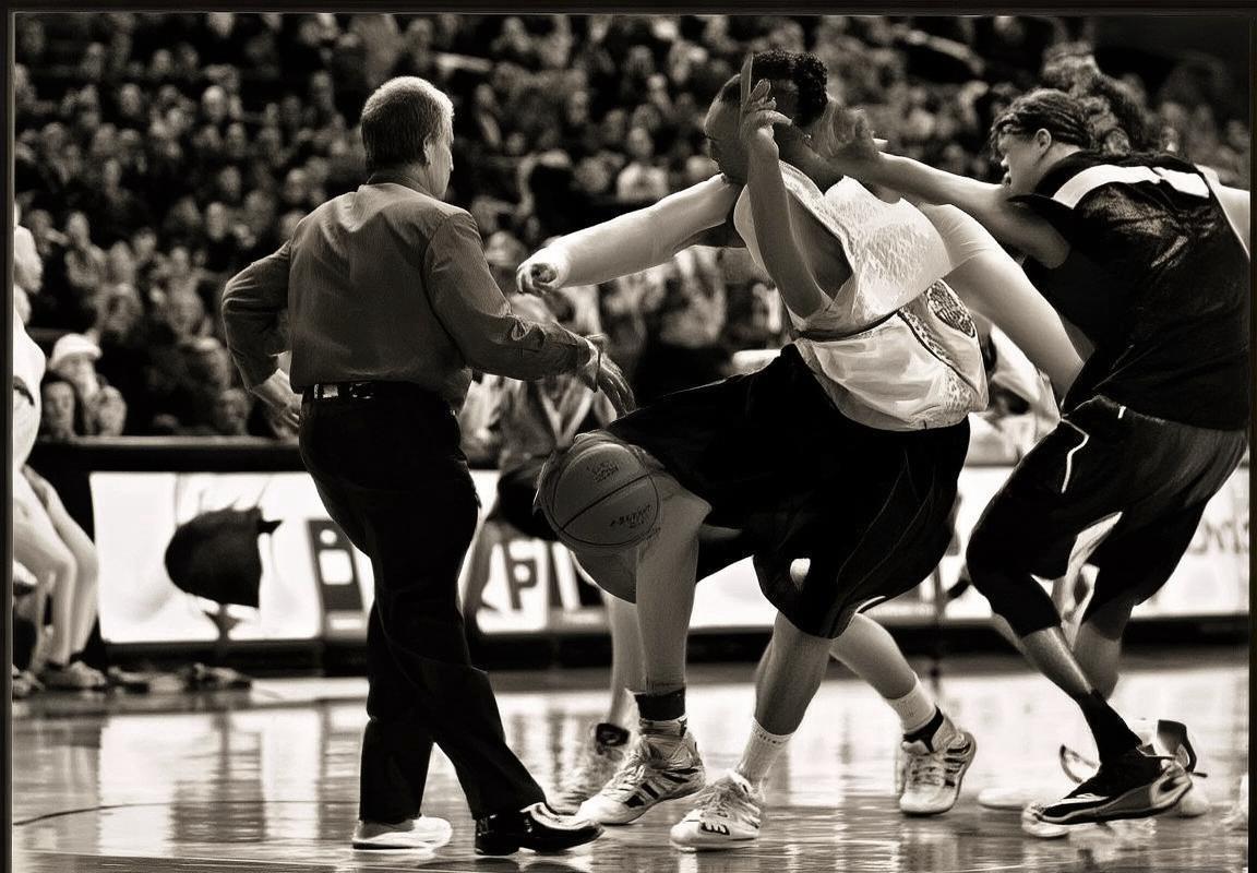 2016年CBA季后赛辽疆对决经典回顾：巅峰对决精彩瞬间(图4)